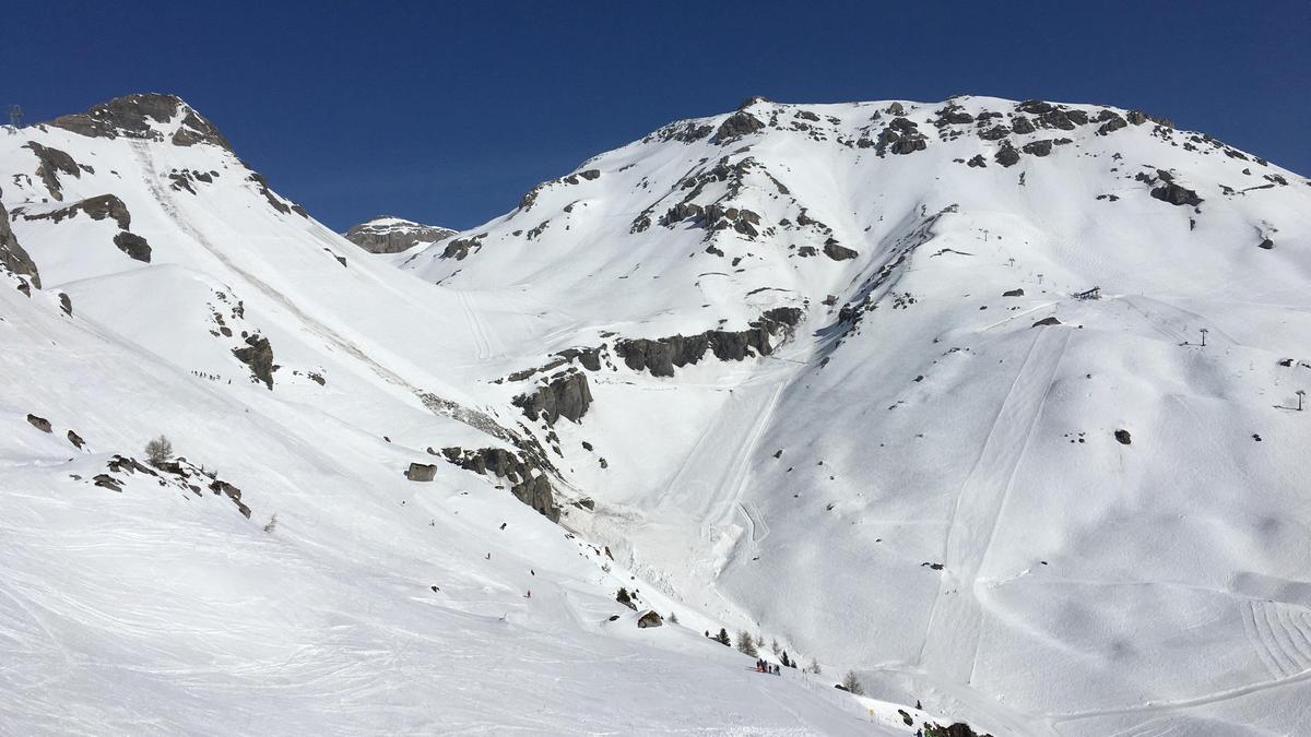 https://th-i.thgim.com/public/incoming/2j21va/article70638619.ece/alternates/LANDSCAPE_1200/2019-02-20T130002Z_1154994440_RC1E41755450_RTRMADP_3_SWISS-AVALANCHE.JPG