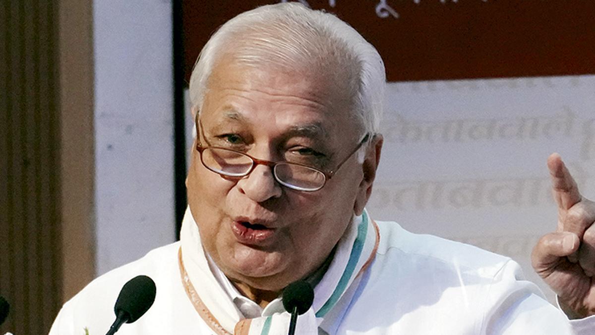 SFI activists wave black flags at Kerala Governor in Thrissur again