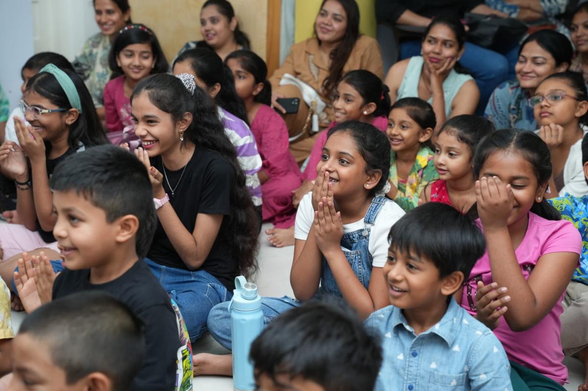 Partecipazione entusiasta da parte di un gruppo di studenti