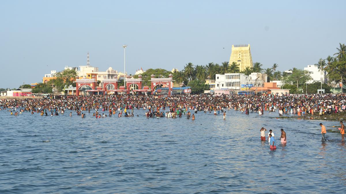 Thousands throng Agni Theertham in Rameswaram on Adi Amavasai