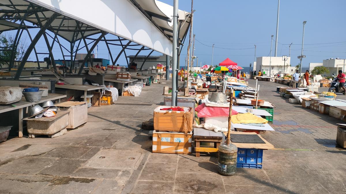 Alleging problems with fish market complex in Pattinapakkam, vendors move stalls to premises’ parking lot