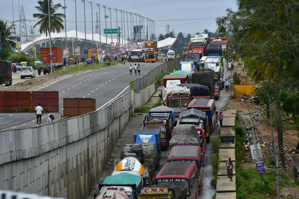 The nearly 3-km-long traffic jam pileu-up after roads got flooded with water from the swollen Kanminike lake near in Kumbalgodu, Bengaluru, on August 27.