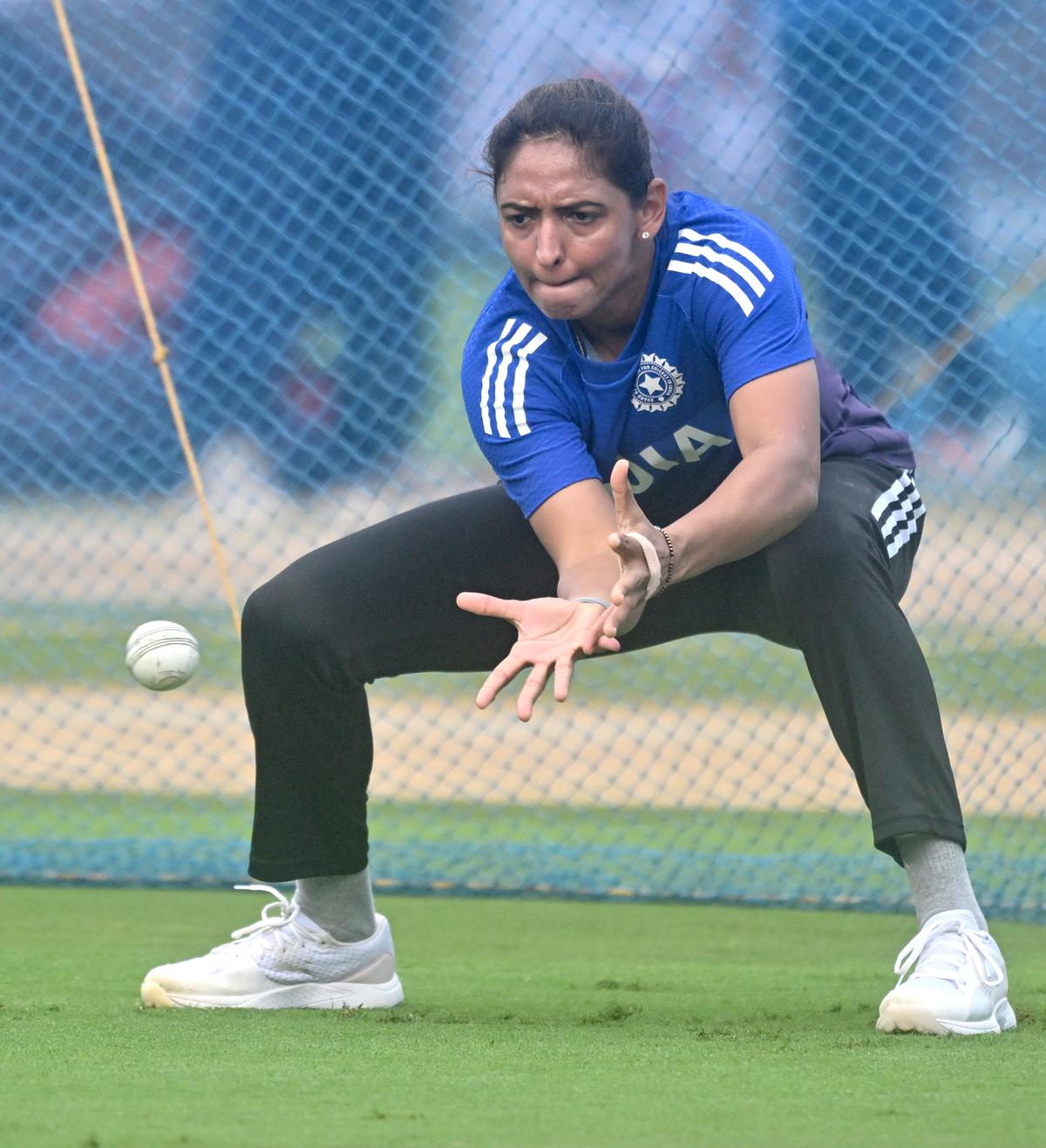 2025 年国际商会女子世界杯期间,印度队长 Harmanpreet Kaur 在维沙卡帕特南 ACA-VDCA 板球体育场的练习中接球。 2025 年国际商会女子世界杯期间,印度队长 Harmanpreet Kaur 在维沙卡帕特南 ACA-VDCA 板球体育场的练习中接球。