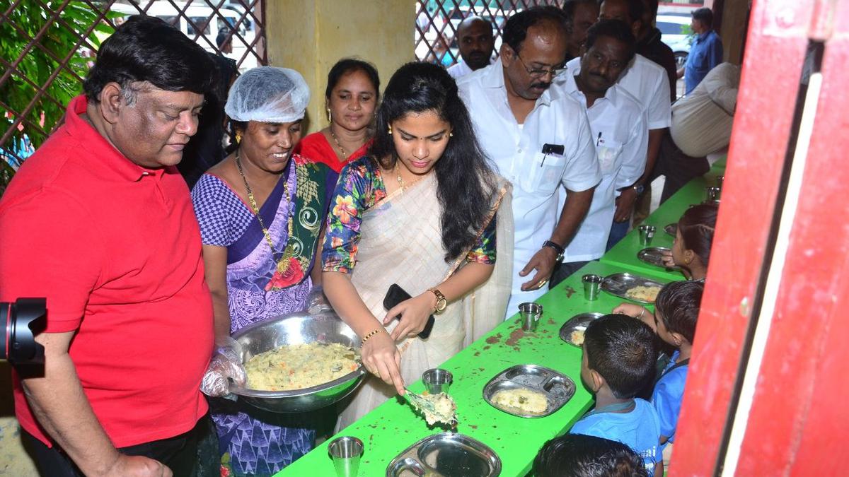Chennai Mayor tastes breakfast at Corporation kitchen in Royapuram zone, promises separate exercise facility for women