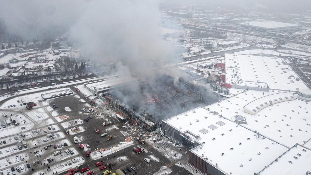 Fire ravages Moscow shopping mall, killing at least one man