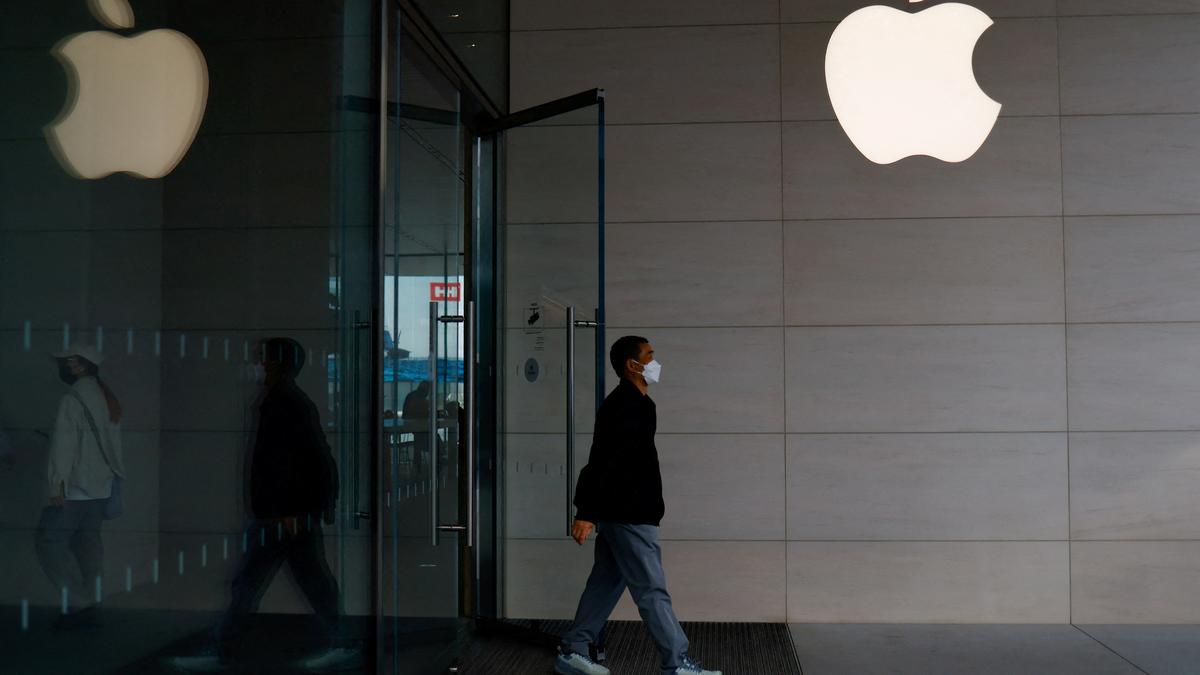 Apple's China smartphone shipments slide 9% in first quarter