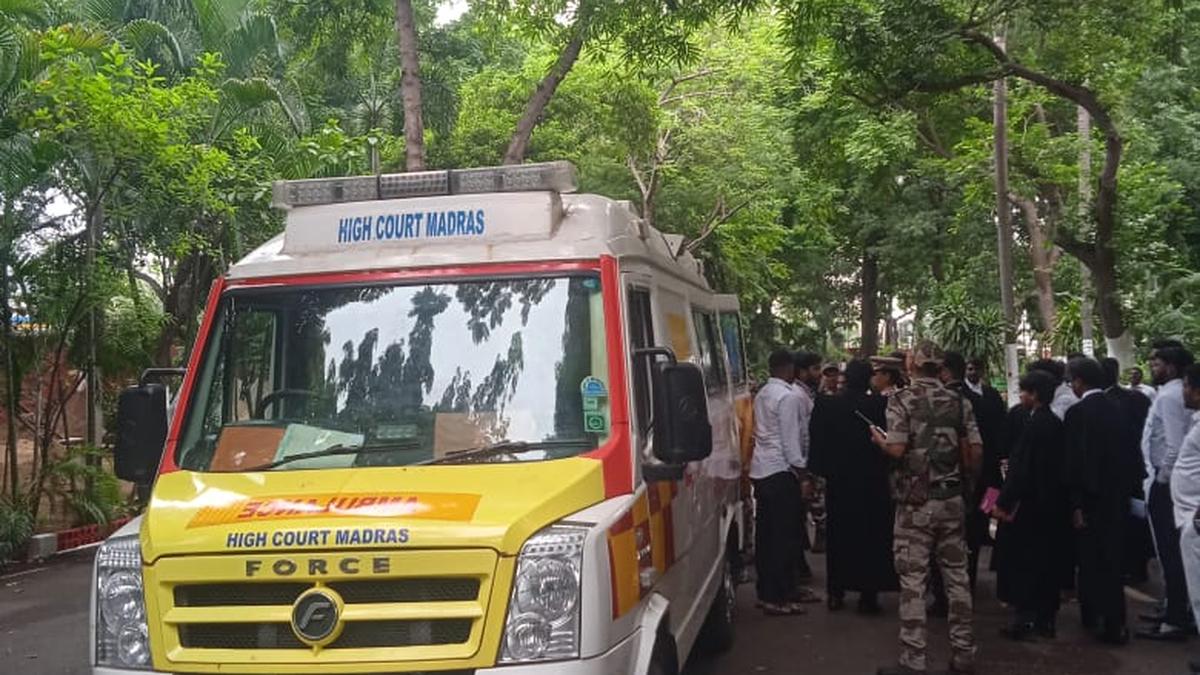 Girl injured after jumping from High Court building