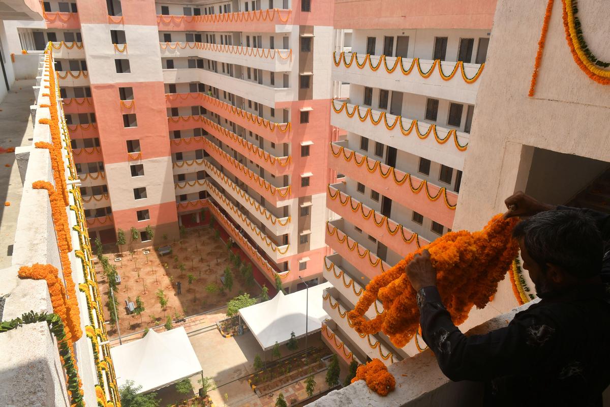 संगारेड्डी जिले के आरसीपुरम मंडल के कोल्लूर गांव में 2बीएचके डिग्निटी हाउसिंग टाउनशिप का दृश्य