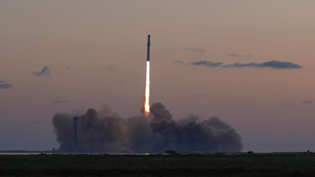 https://th-i.thgim.com/public/incoming/2pa409/article68749368.ece/alternates/LANDSCAPE_1200/SpaceX_Starship_Launch_92489.jpg