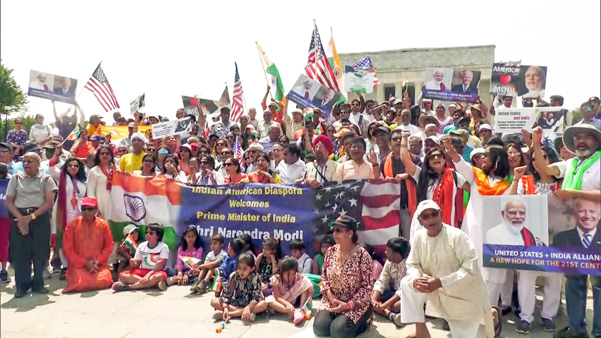 2023 జూలై 19, సోమవారం నాడు వాషింగ్టన్లో ప్రధాన మంత్రి నరేంద్ర మోదీ చారిత్రాత్మక అమెరికా పర్యటనకు ముందు భారతీయ అమెరికన్ ప్రవాసులు ఐక్యతా ర్యాలీని నిర్వహించారు. 2023 జూలై 19, సోమవారం నాడు వాషింగ్టన్లో ప్రధాన మంత్రి నరేంద్ర మోదీ చారిత్రాత్మక అమెరికా పర్యటనకు ముందు భారతీయ అమెరికన్ ప్రవాసులు ఐక్యతా ర్యాలీని నిర్వహించారు.