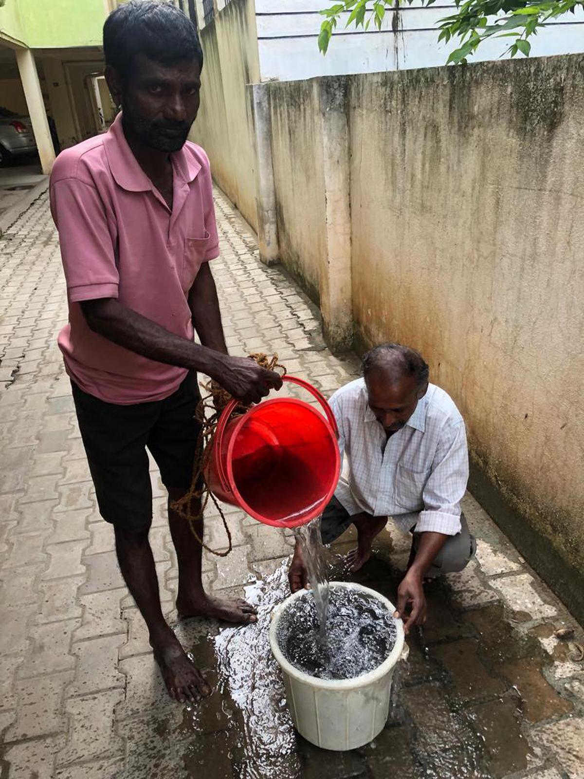 Residents complain of sewage spillage into drinking water pipelines
