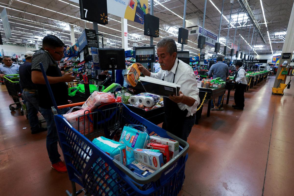 People line up to buy groceries and food at a store as Hurricane Erick strengthens in Chilpancingo, Guerrero State, on June 18, 2025.