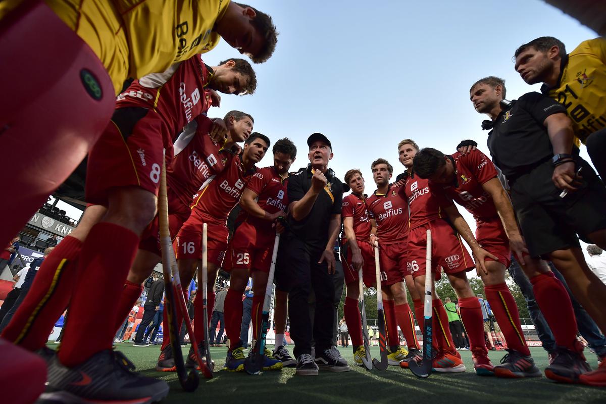 2019 में प्रो लीग मैच के दौरान बेल्जियम के कोच शेन मैकलियोड अपनी टीम से बात करते हुए।
