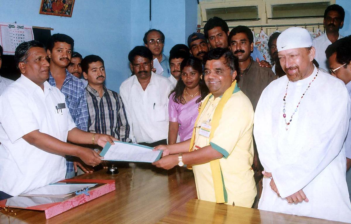 Dwarakish filing his nomination papers to contest elections from Hunsur Assembly segment. He is accompanied by actor Vishnuvardhan (right).