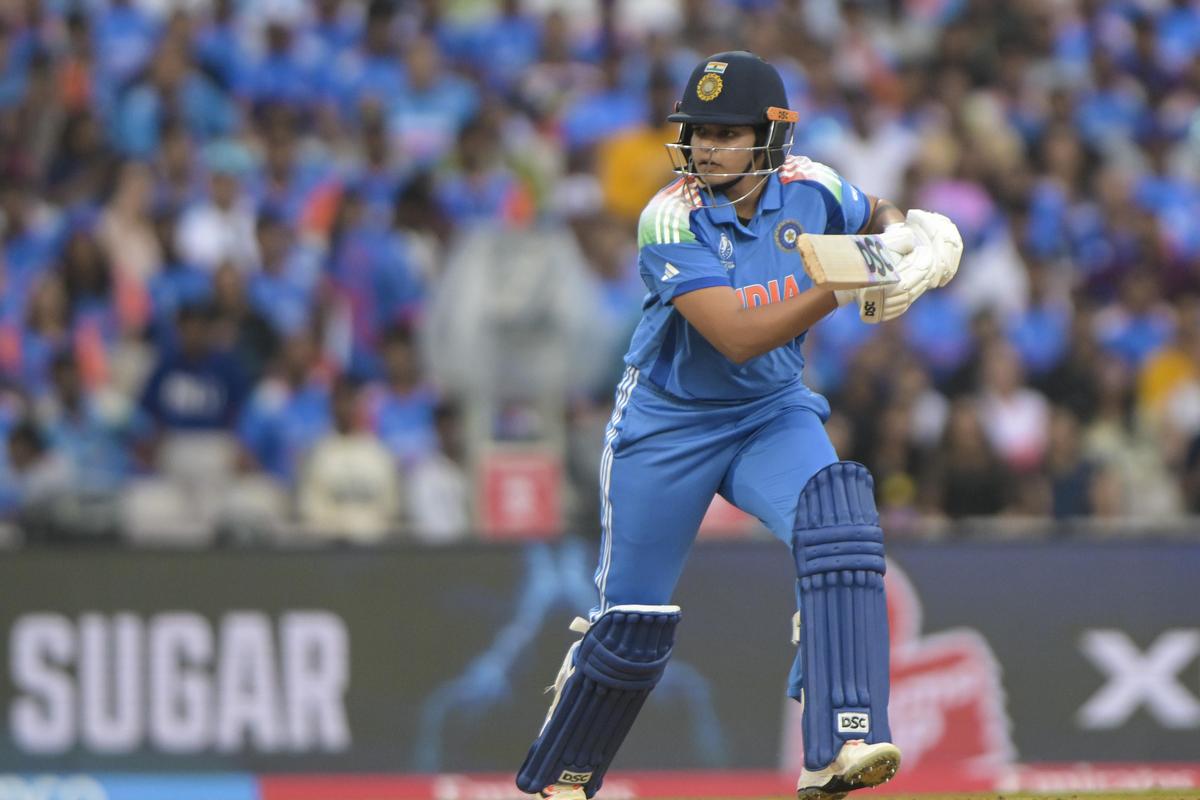 Shafali Verma juega un tiro durante el partido final de la Copa Mundial Femenina de la ICC entre India y Sudáfrica.