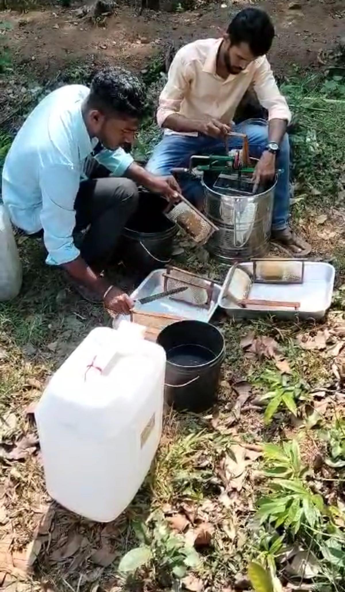 푸투르에 있는 Gramajanya Farmers' Producer Company Ltd의 직원들이 농가에서 꿀을 추출하고 있습니다.