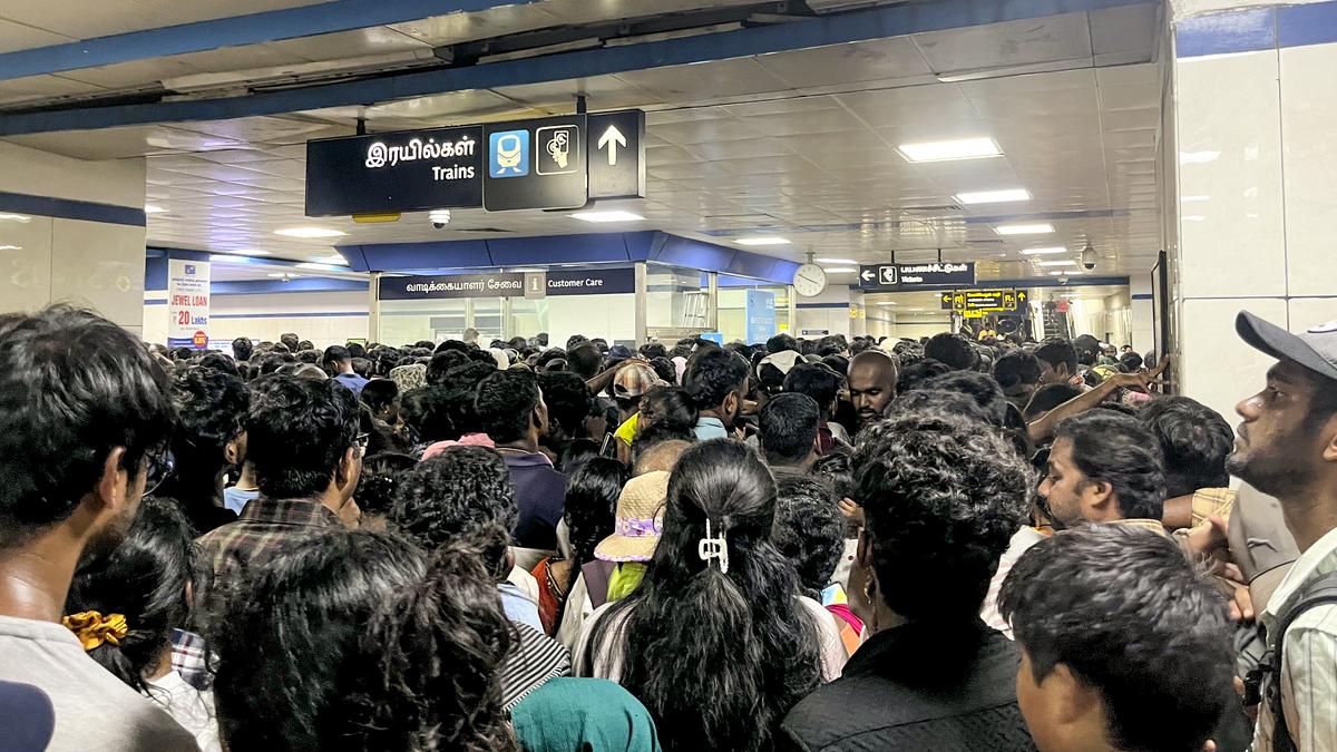 IAF air show | Metro Rail passengers put to hardship as crowds overwhelm trains and stations