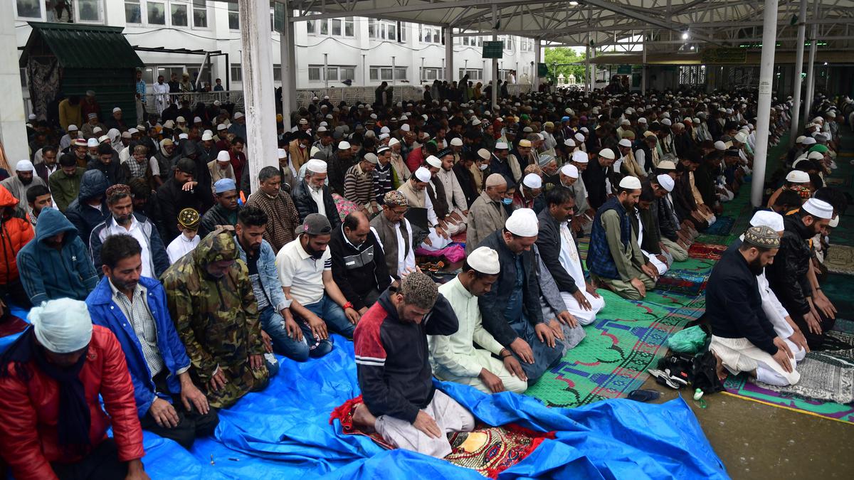 Kashmir observes first day of Ramzan amid controversy over moon sighting