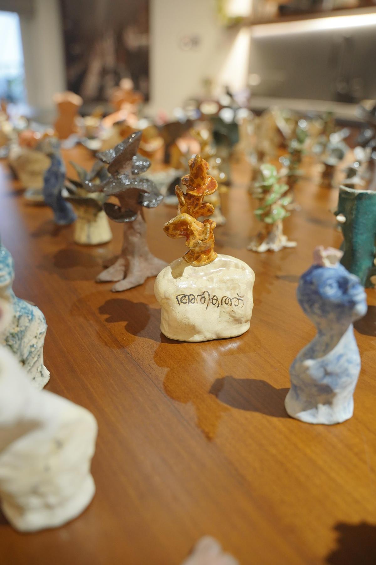 सुरभि पी की छोटे प्रारूप की मूर्तियां