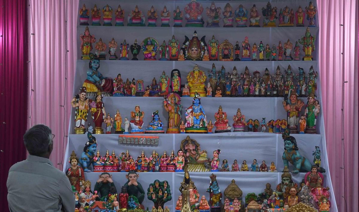 ‘Bommakolu’ displayed as part of Navarathri festival, at the Gramajana Samooham in Kochi 