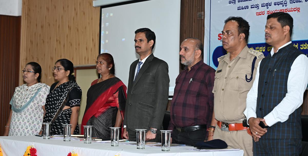 MS Santhosh, secretário-membro da Autoridade Distrital de Serviços Jurídicos; O Vice-Superintendente de Polícia Babu Anjanappa, o Comissário Assistente GS Sathyanarayana, o DD do Departamento de Desenvolvimento da Mulher e da Criança Bharathi R. Banakar e outros participaram do workshop em Shivamogga em 11 de fevereiro de 2026.  