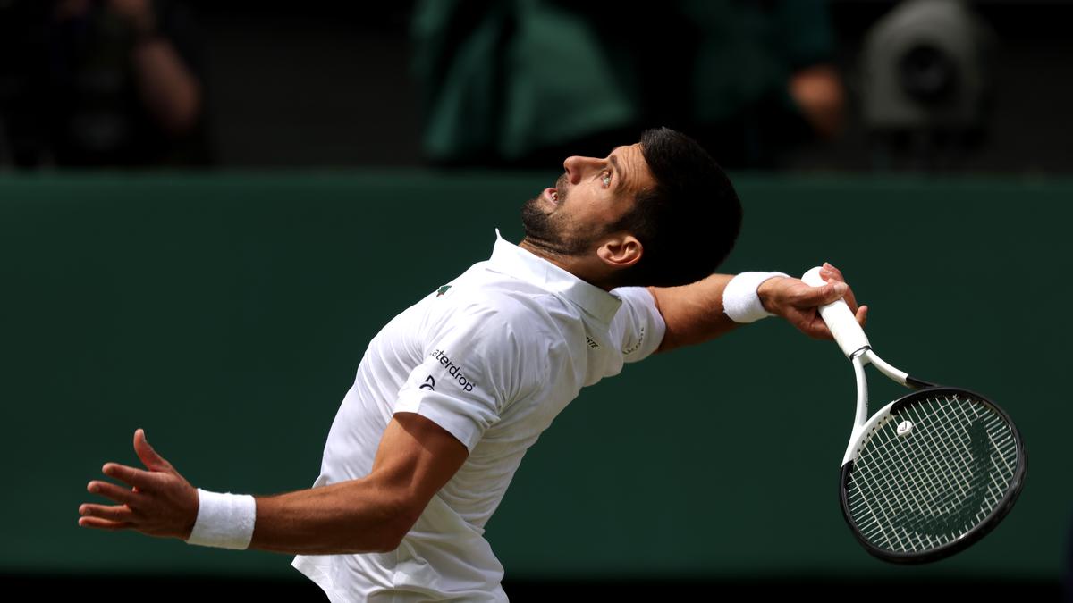 Novak Djokovic and Carlos Alcaraz start to play in the Wimbledon final