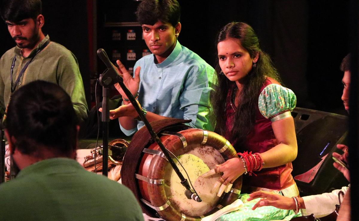 Amrithavarshini si esibisce al National Percussion Festival in Kerala nel 2025.