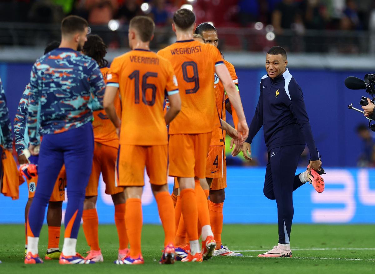 Mbappé kijkt vanaf de bank toe terwijl Frankrijk en Nederland hun eerste Euro 2024-wedstrijd spelen met een score van 0-0.