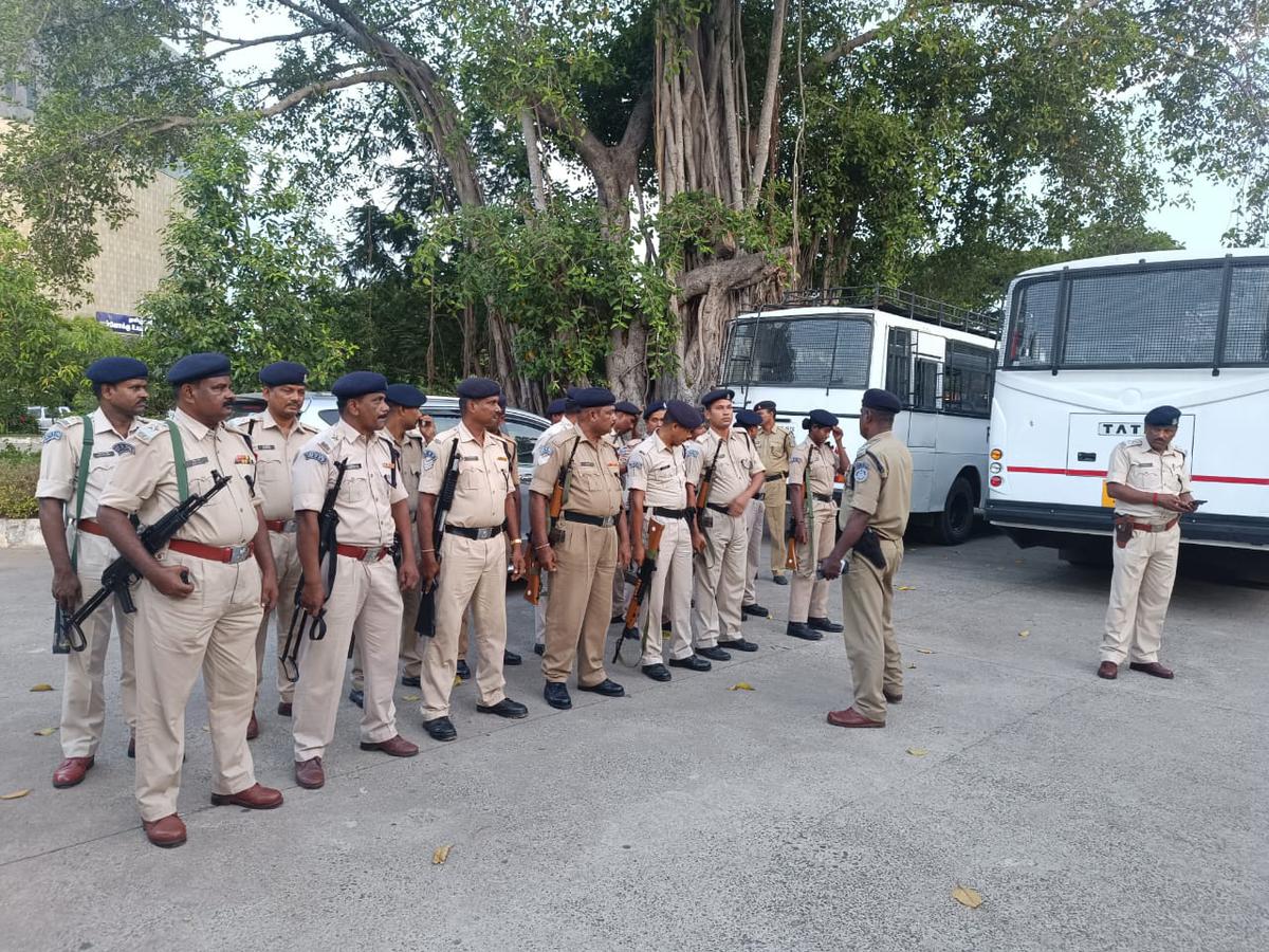 केंद्रीय रिजर्व पुलिस की रैपिड एक्शन फोर्स ने बुधवार तड़के चेन्नई के सरकारी ओमांदुरार मल्टी सुपर स्पेशियलिटी अस्पताल में मंत्री वी. सेल्थिलबालाजी को अस्पताल में भर्ती कराया। 