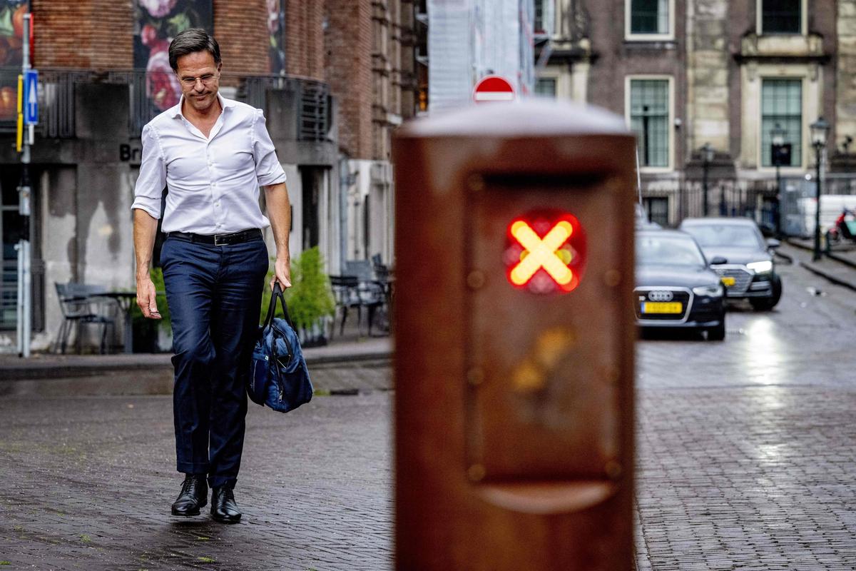De Nederlandse premier is afgetreden vanwege de impasse over migratie, wat de weg vrijmaakt voor nieuwe verkiezingen