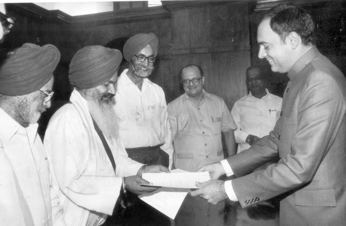 Prime Minister Rajiv Gandhi and President of Akali Dal Sant Harchand Singh Longowal exchanging documents after signing a Memorandum of settlement on Punjab issue, in New Delhi on July 24, 1985 Prime Minister Rajiv Gandhi and President of Akali Dal Sant Harchand Singh Longowal exchanging documents after signing a Memorandum of settlement on Punjab issue, in New Delhi on July 24, 1985