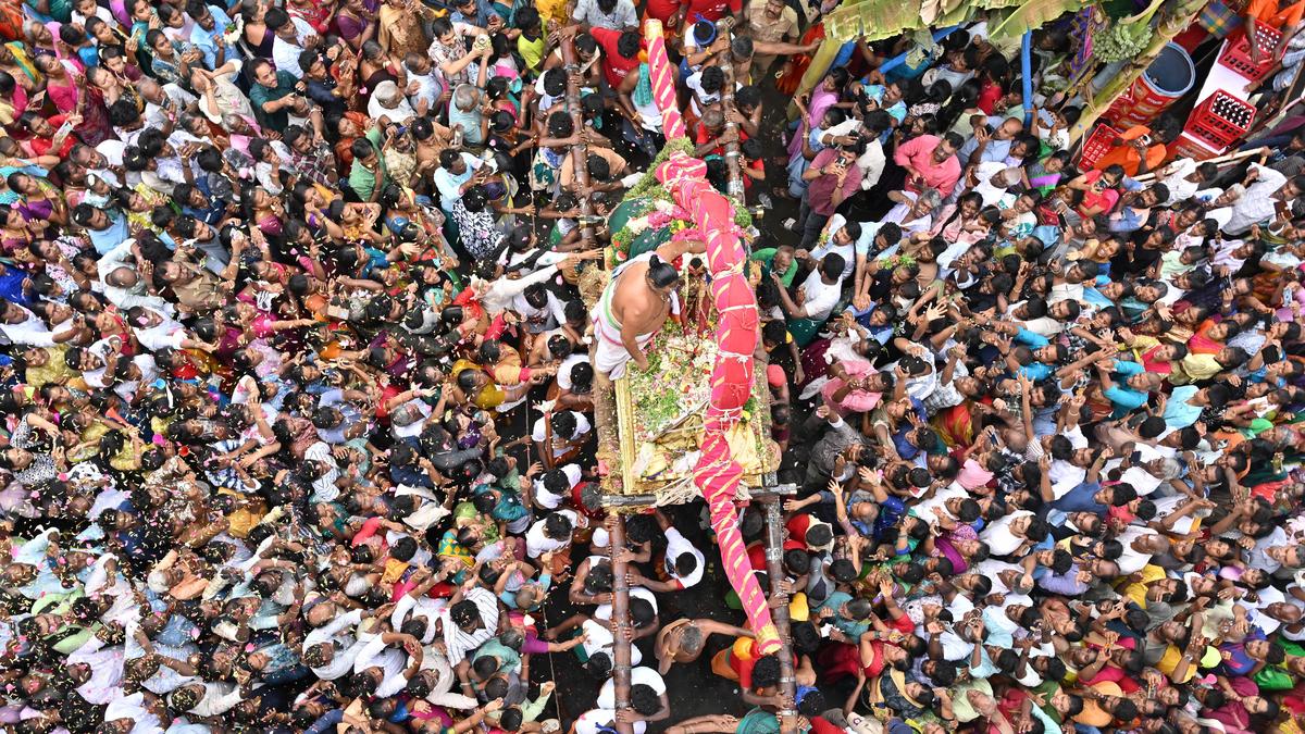 Devotees throng streets of Madurai to catch a glimpse of Lord Kallazhagar