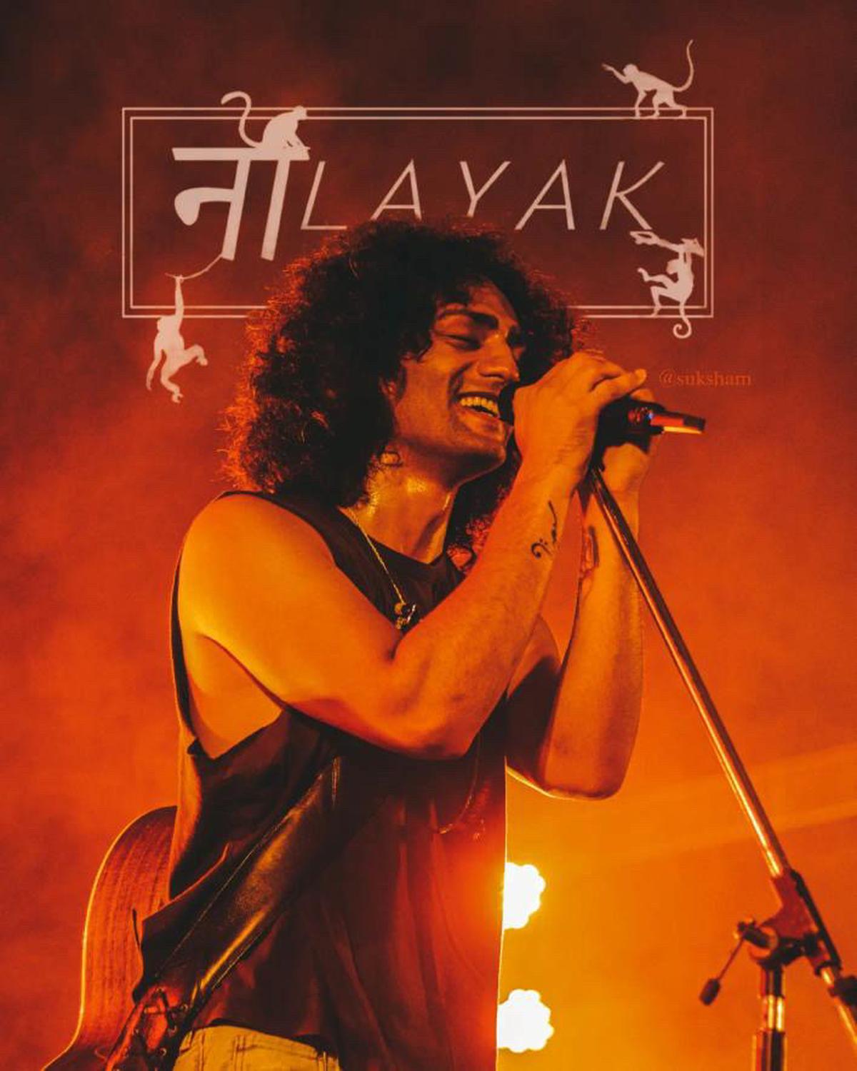 Cantando músicas que ressoam com todos