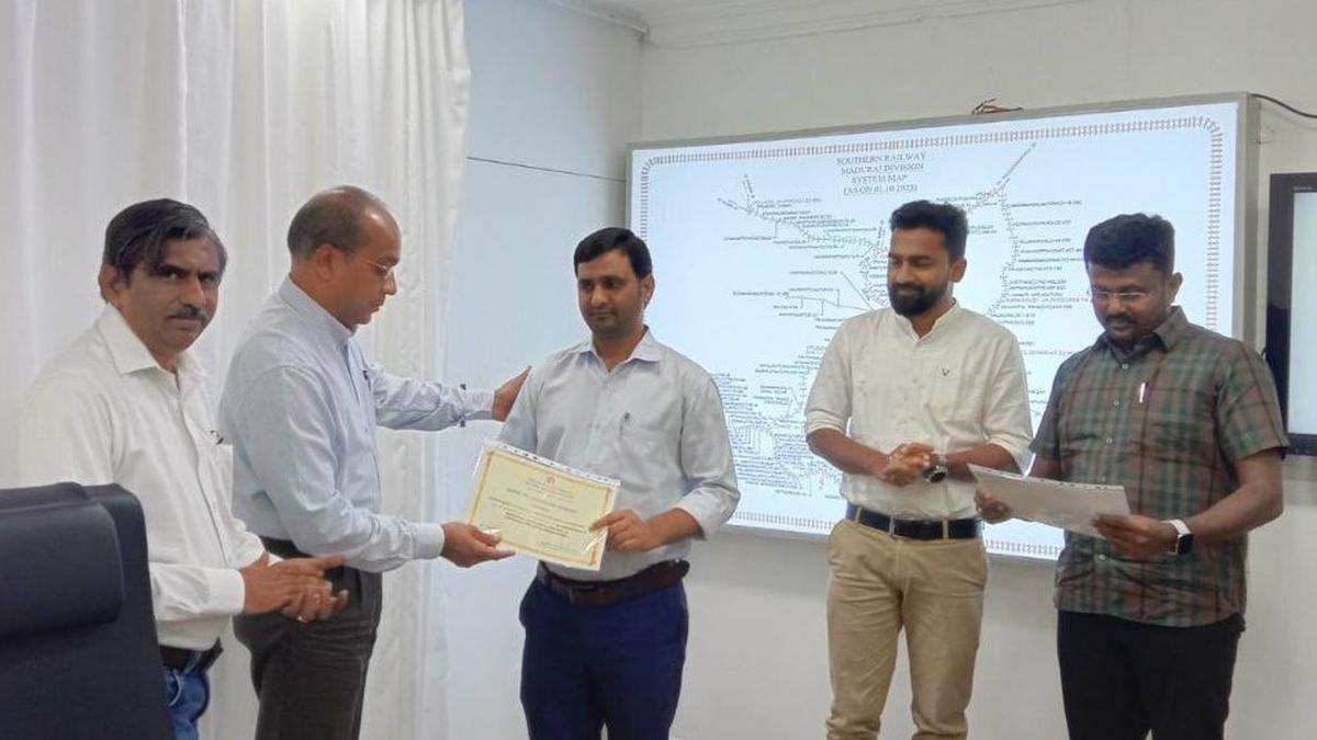 Madurai loco pilots get safety award for timely alert on rail fracture
