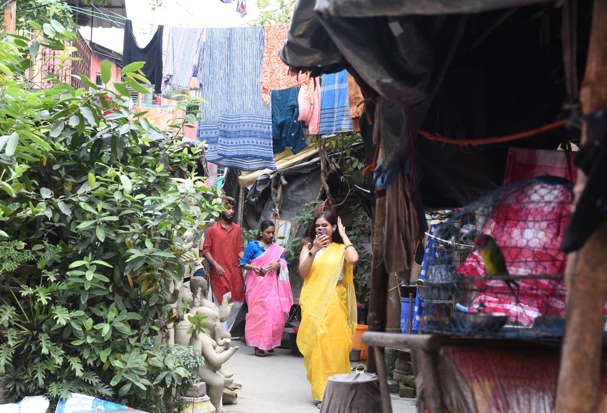 Some of the narrow roads of Kumartuli are so overcrowded with bloggers, influencers, and photographers that the artists can not move around freely. 