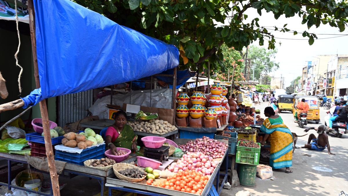 Street vendors in Tiruchi allege errors in identity cards