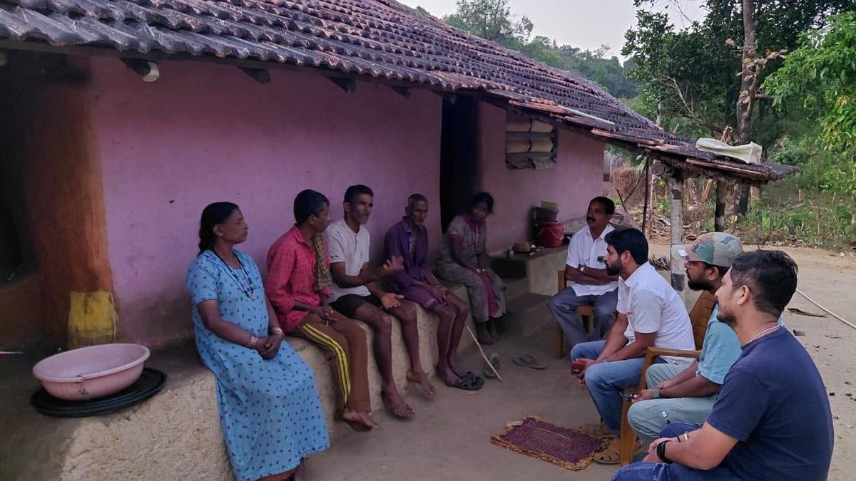 Eviction notices to families at Yadamane in Sagar taluk, farmers and politicians come in support of affected families