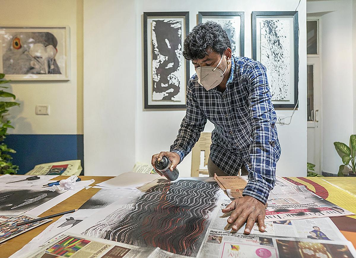 Gond-kunstenaar Bhajju Shyam experimenteert met een stencil 