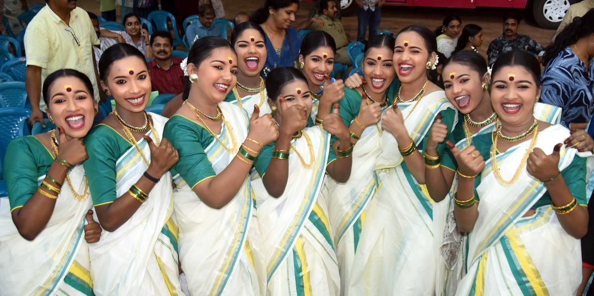 पेरम्बरा एचएसएस की टीम बुधवार को कोझिकोड में जिला स्कूल कला महोत्सव में तिरुवतिराक्कली (एचएस श्रेणी) में अपनी जीत का जश्न मनाती हुई।