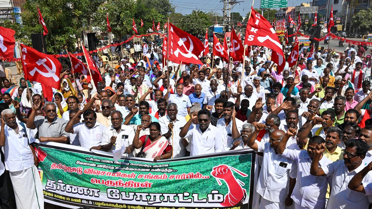 Farmers stage dharna demanding MSP for crops