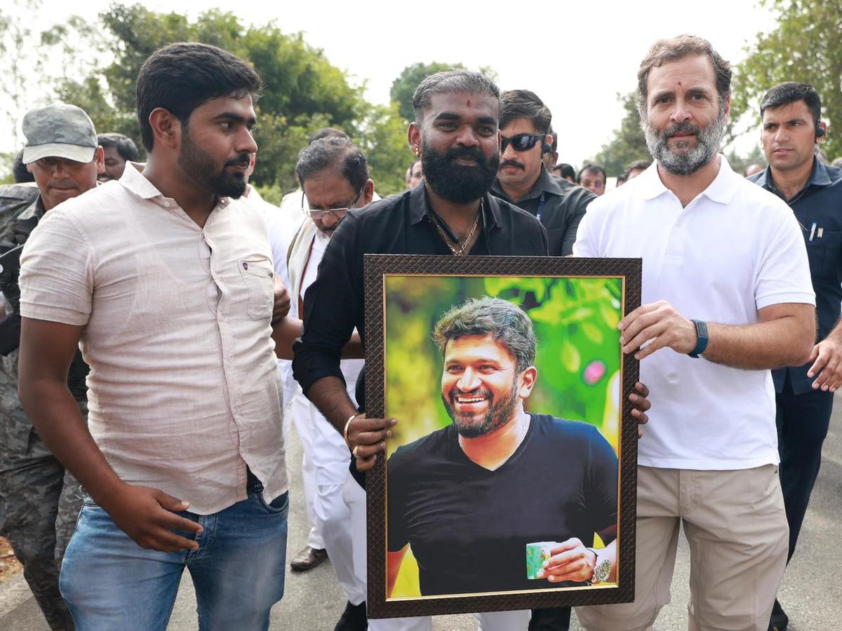 Fans of late actor Puneeth Rajkumar handing over his portrait to Comgress leader RahulGandhi during Bharat Jodo Yatra on October 8, 2022. 