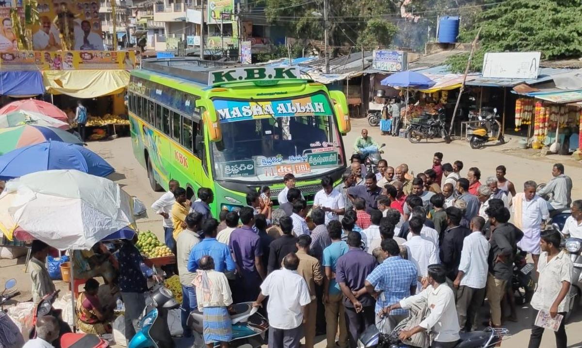 Andhra Pradesh RTC staff prevent entry of private buses into Kuppam