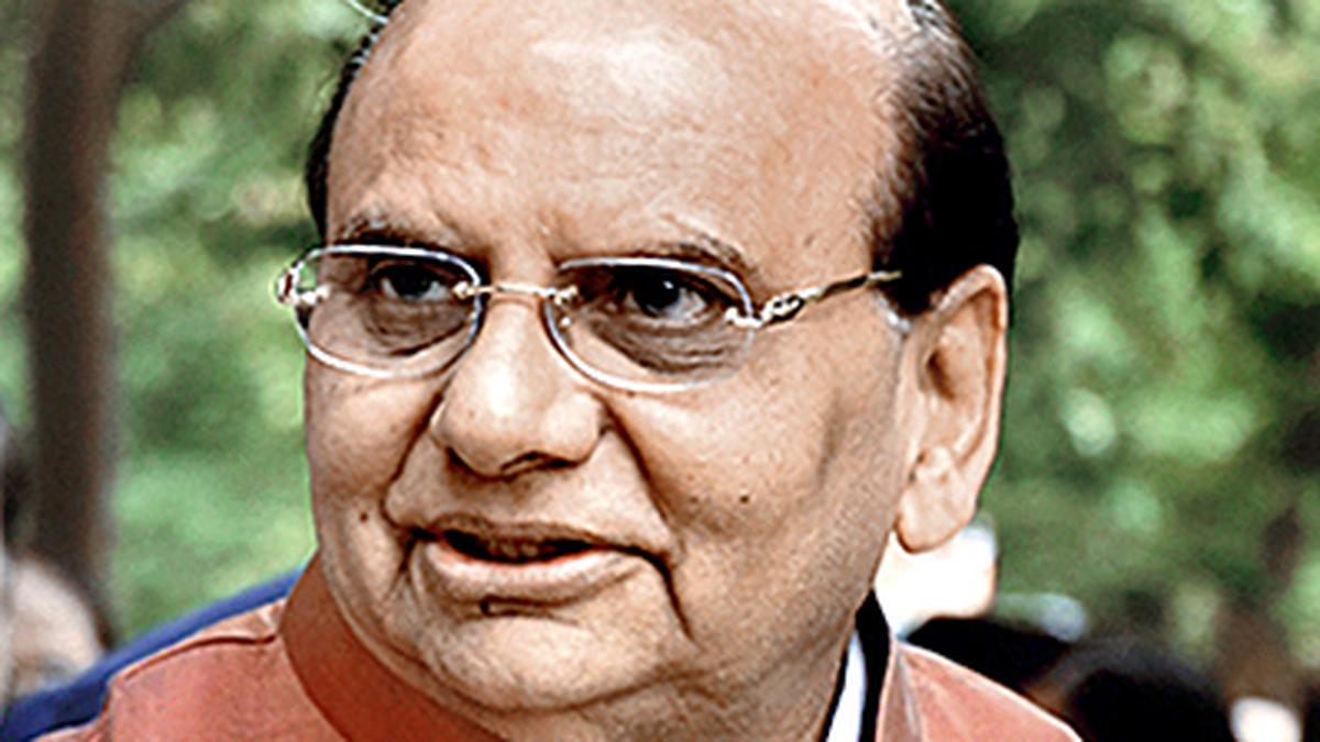 Heatwave in Delhi: L-G directs paid break for labourers, water pitchers at bus stands