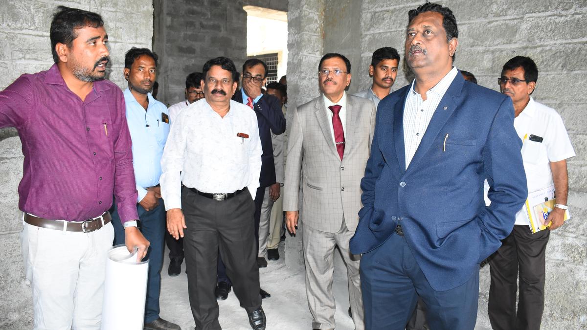 Chief Justice pays a visit to district and sessions court construction