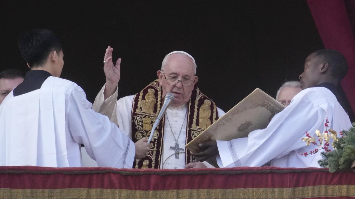 World is starving for peace, Pope Francis says in Christmas message