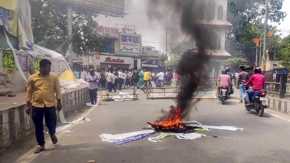 Protests erupt in U.P. against ‘Agnipath’ scheme, stones pelted at govt. bus in Agra