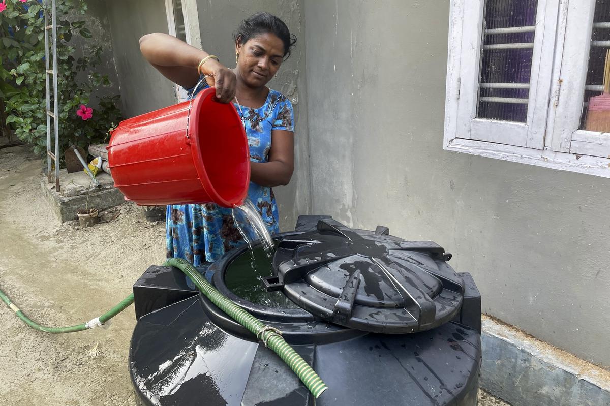 En kvinde hælder vand i en tankvogn i sit hjem i Chellanam-området i Kochi, Kerala Indien, onsdag den 1. marts 2023, efter at have samlet vand i spande fra hovedvejen. 