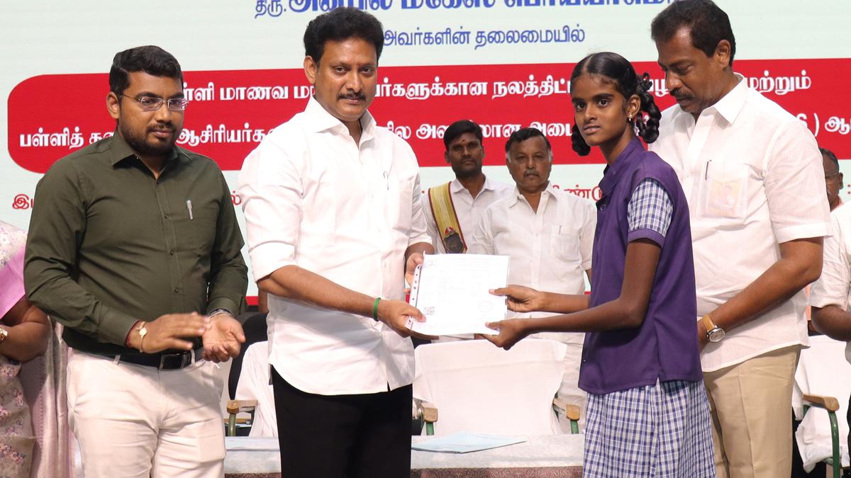 Anbil Mahesh Poyyamozhi presides over SLAS review meetings in Dindigul and Theni