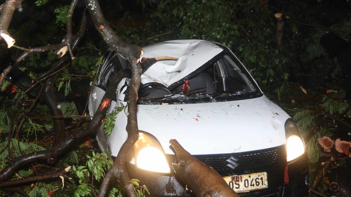 Nor’wester passes over south Bengal, disrupts road and railway movement