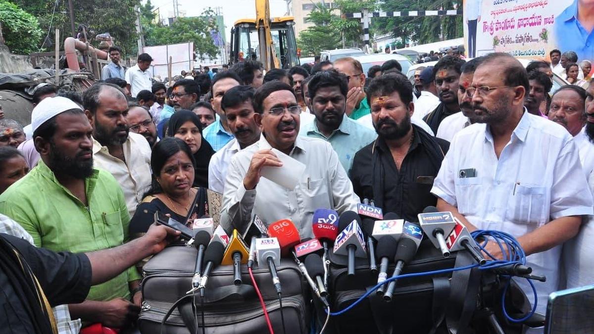 Minister assures to resolve major issues in Nellore